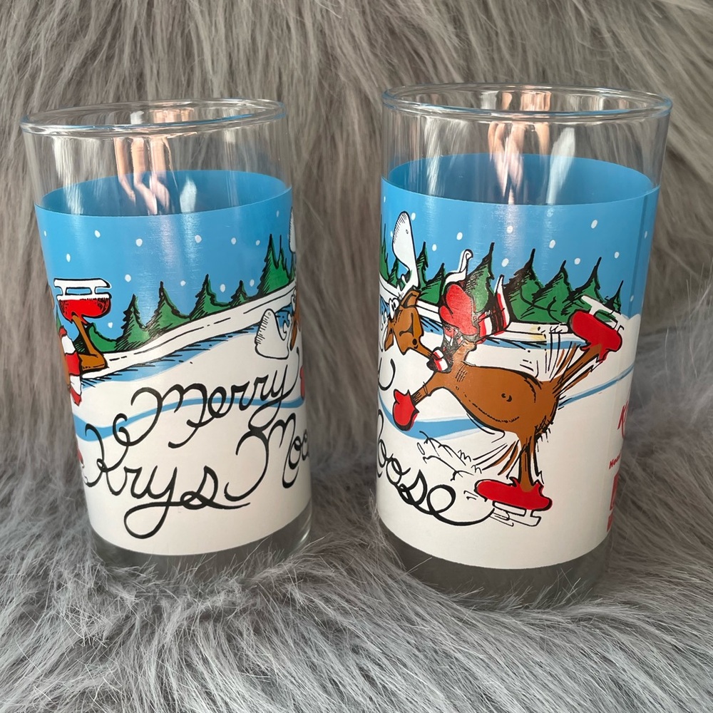 Set of 2 Collectible Vintage 1980’s Krystal and Coca Cola holiday glasses.